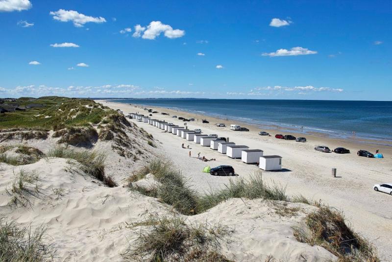 Blokhus. Lkkert brnevenligt sommerhus kun 100 m fra stranden192