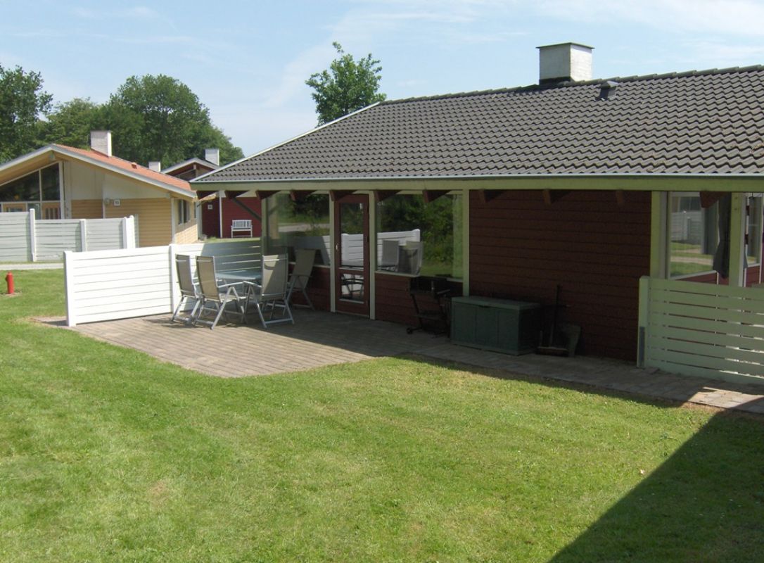 Velholdt og familievenligt 67 m2. Srdeles centralt beliggende tt p strand, pool & legeplads. Ljt453