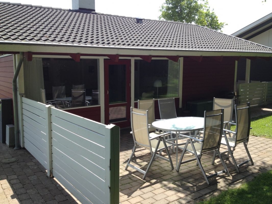 Velholdt og familievenligt 67 m2. Srdeles centralt beliggende tt p strand, pool & legeplads. Ljt453