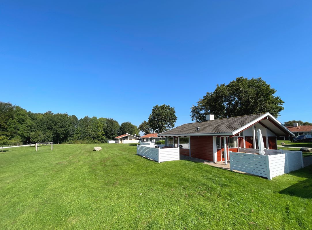 Familievenligt. Yderst velplejet. Idyllisk og brnevenligt omrde. Tt p strand, pool & legepladser. Stort natursknt plneomrde direkte foran terrassen !455