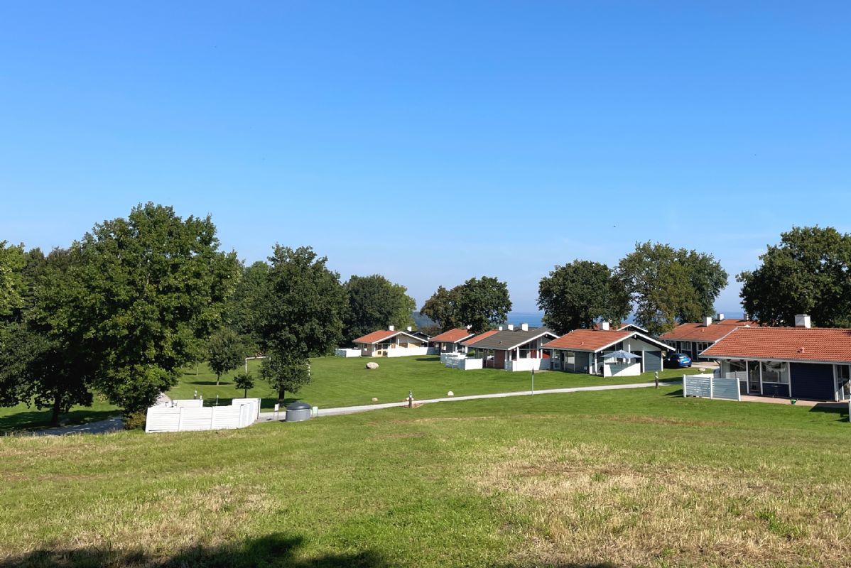 Familievenligt. Yderst velplejet. Idyllisk og brnevenligt omrde. Tt p strand, pool & legepladser. Stort natursknt plneomrde direkte foran terrassen !455