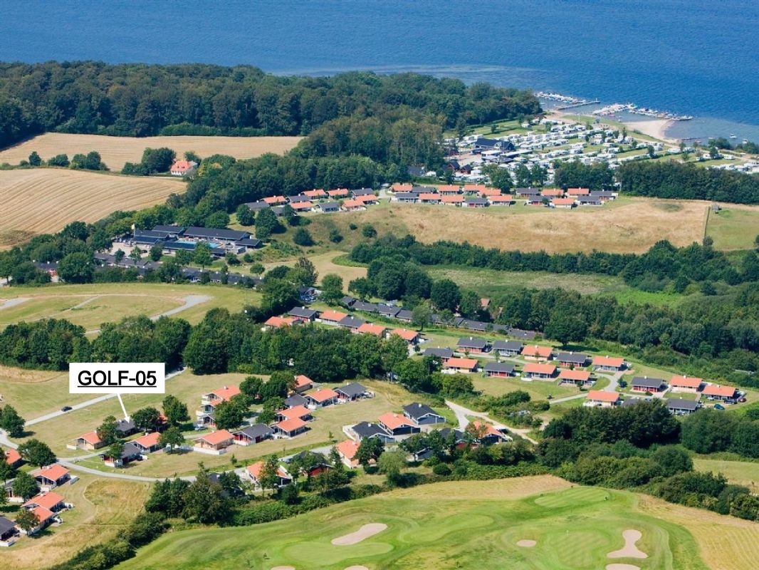 Familievenligt. Yderst velplejet. Idyllisk og brnevenligt omrde. Tt p strand, pool & legepladser. Stort natursknt plneomrde direkte foran terrassen !455