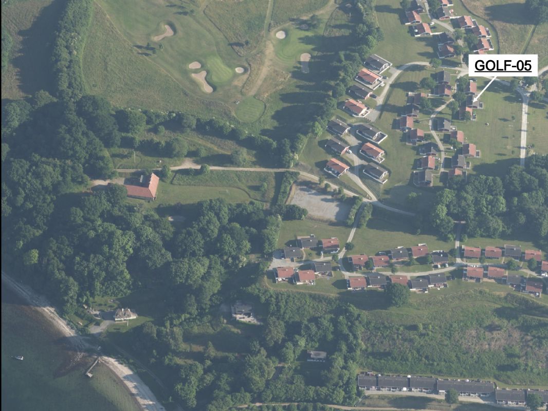 Familievenligt. Yderst velplejet. Idyllisk og brnevenligt omrde. Tt p strand, pool & legepladser. Stort natursknt plneomrde direkte foran terrassen !455