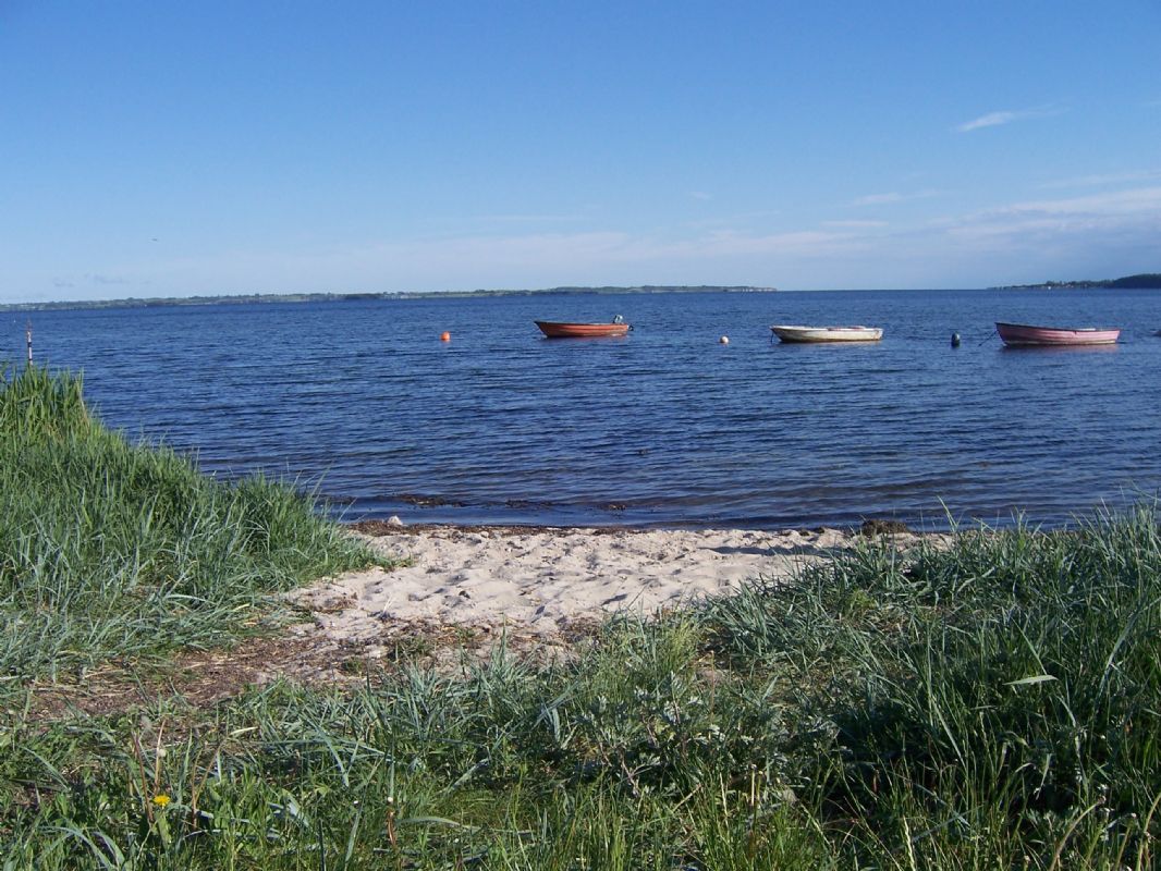 Nyt og lyst sommerhus til 8 personer ved Helns Bugt, Fyn med panoramaudsigt til havet776